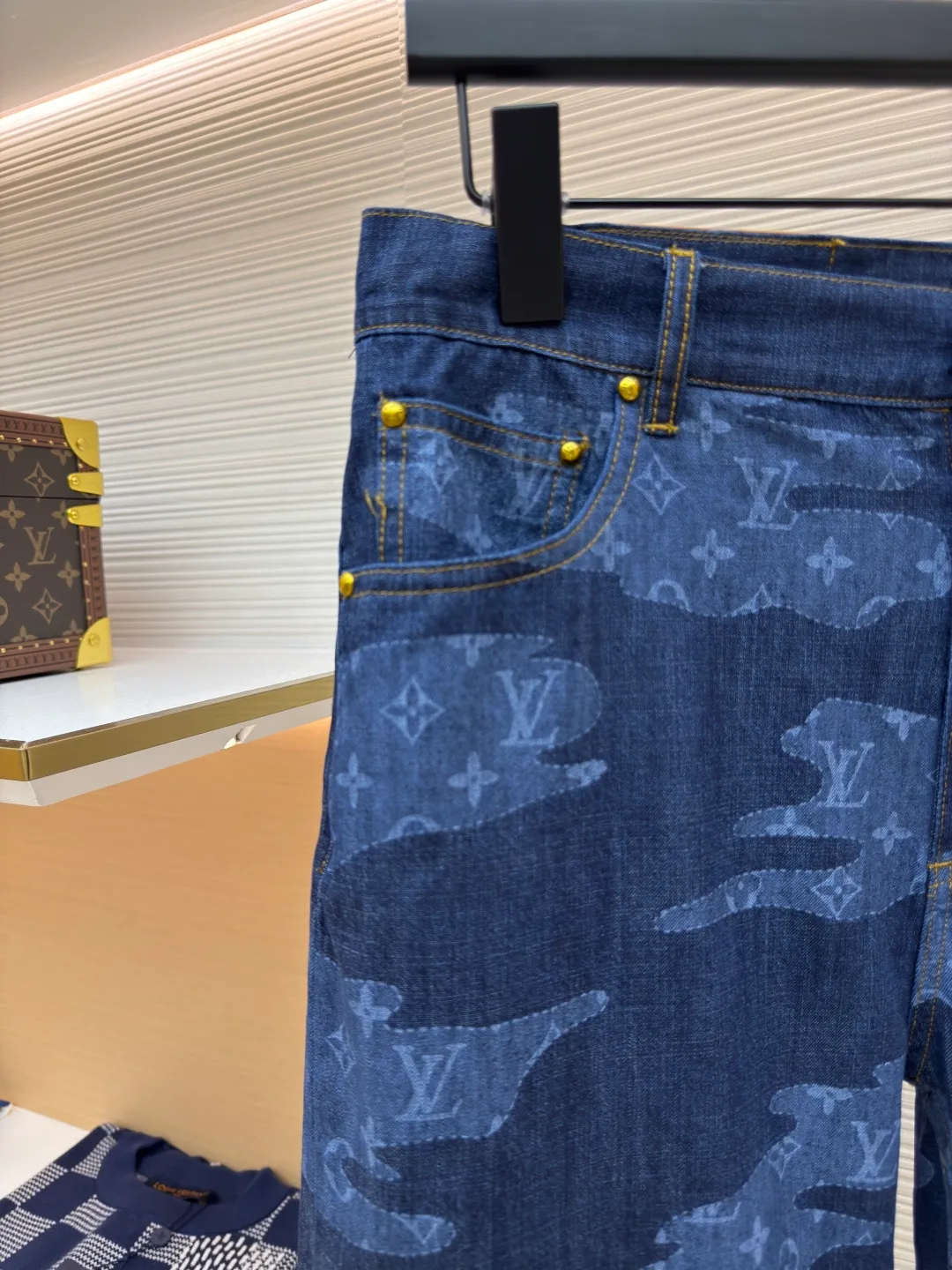 LOUIS VUITTON chambray shorts ●Authentic product: 12000 purchased and developed ●Item number: 1680264-A75 ●Fabric: Lyocell fiber denim fabric ●Technology: Made on positioning cutting machine ●Version: Fitted version ●Weight: about 260 grams ●Size: S-M-L-XL ●Description: Made of Lyocell fiber denim TR lining, positioning cutting machine, garment washing and fading, customized 1:1 pearl buttons, customized 1:1 rivets, customized 1:1 zippers, customized 1:1 leather labels, customized 1:1 trademarks. The overall wiring is straight and delicate, the fabric is comfortable and soft, and the color is consistent without color difference. It can be matched with the same style to create a fashionable look and control various occasions. Customized accessories, complete with three standards, same style for men and women!